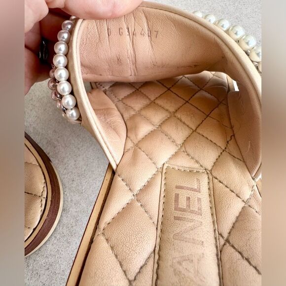 Chanel CC Logo Charm Lambskin Pearl Chain Flat Beige Sandals EU 39C Toe Ring - Picture 6 of 13